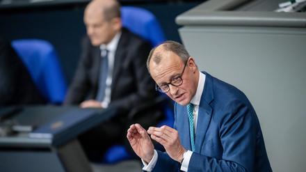 Friedrich Merz, CDU-Bundesvorsitzender, spricht vor Bundeskanzler Olaf Scholz (SPD) bei der Sitzung des Bundestags mit der Regierungserklärung des Bundeskanzlers.