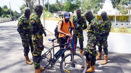 Die Polizei in dem Inselstaat Sri Lanka hat in einer landesweiten Razzia bislang mehr als 14.000 Menschen wegen mutmaßlichem Drogenhandel festgenommen.