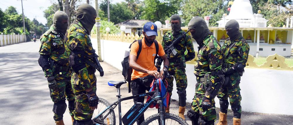 Die Polizei in dem Inselstaat Sri Lanka hat in einer landesweiten Razzia bislang mehr als 14.000 Menschen wegen mutmaßlichem Drogenhandel festgenommen.