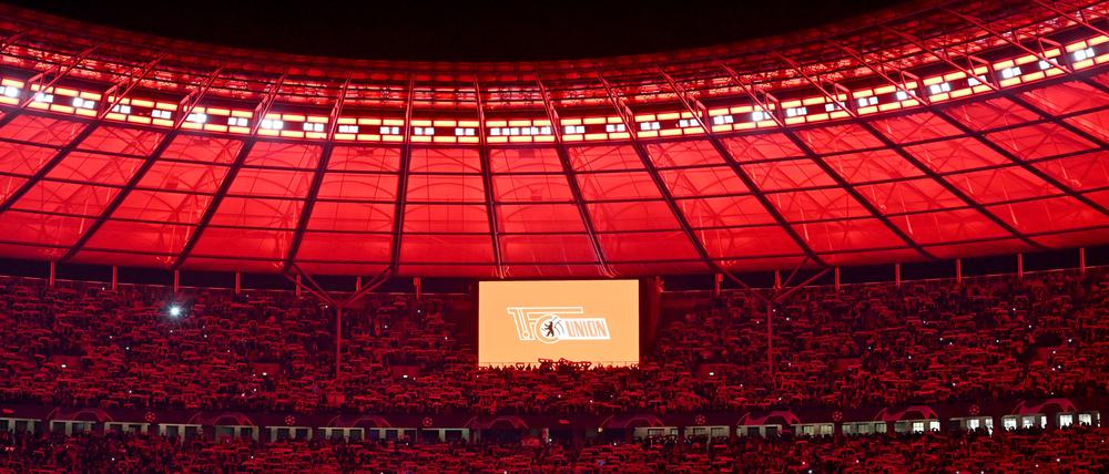 Union Fans machen Stimmung im Olympiastadion.