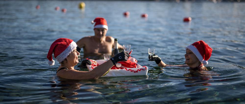 Das Bild zeigt Badende im Genfer See, der an Heiligabend eine Temperatur von acht Grad hatte.