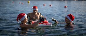 Das Bild zeigt Badende im Genfer See, der an Heiligabend eine Temperatur von acht Grad hatte.