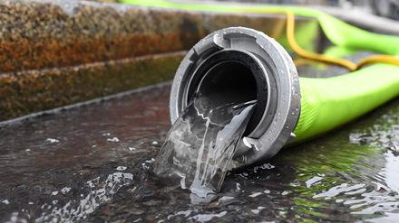 Feuerwehrleute pumpen in Berlin-Mitte Wasser einen Keller aus. Symbolbild