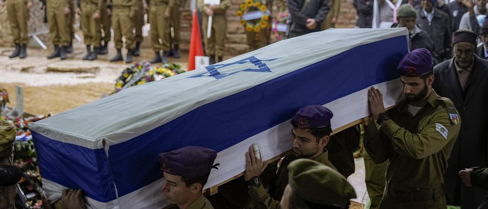 Israelische Soldaten tragen den mit einer Fahne bedeckten Sarg eines Oberstabsfeldwebels der israelischen Armee während seiner Beerdigung auf dem Militärfriedhof Mount Herzl. Der 22-Jährige wurde während der israelischen Bodenoperation im Gazastreifen getötet. 