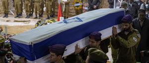 Israelische Soldaten tragen den mit einer Fahne bedeckten Sarg eines Oberstabsfeldwebels der israelischen Armee während seiner Beerdigung auf dem Militärfriedhof Mount Herzl. Der 22-Jährige wurde während der israelischen Bodenoperation im Gazastreifen getötet. 