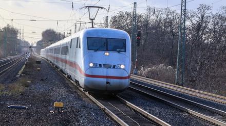 Einen Tag nach einer Anschlagsdrohung am Bielefelder Hauptbahnhof ist der Bahnverkehr (Archivbild) am 2. Weihnachtstag ohne Einschränkungen angelaufen.