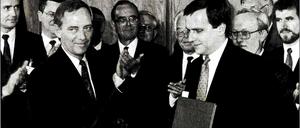 Am 31. August 1990 unterzeichneten die damaligen Innenminister Wolfgang Schäuble (links) und Günther Krause den Einigungsvertrag.                                                                                                                                             