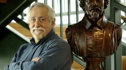 Mike Nussbaum 2005 im Shakespeare Theatre von Chicago neben einer Büste von William Shakespeare. 