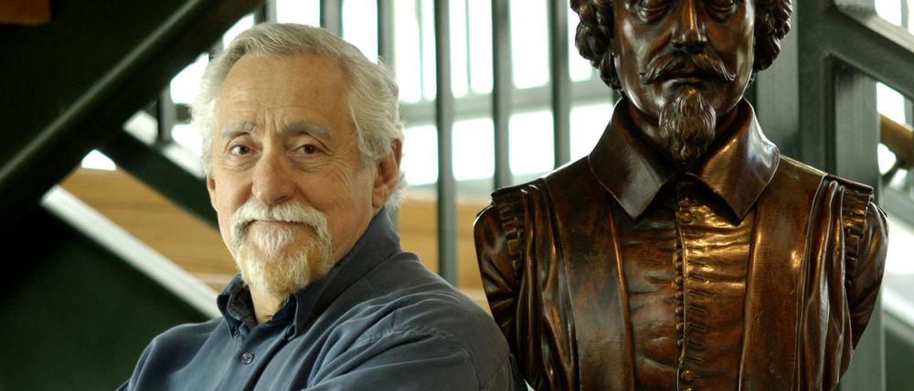 Mike Nussbaum 2005 im Shakespeare Theatre von Chicago neben einer Büste von William Shakespeare. 