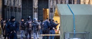 Besucherinnen und Besucher der Gottesdienste im Kölner Dom werden weiterhin vor dem Einlass durchsucht.