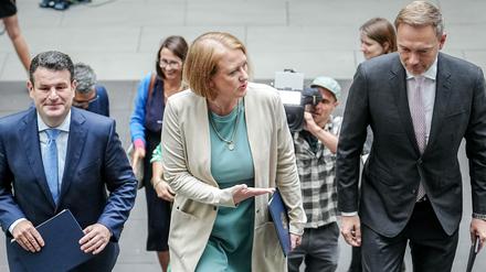 Hubertus Heil (SPD, l-r), Bundesminister für Arbeit und Soziales, Lisa Paus (Bündnis 90/Die Grünen), Bundesministerin für Familie, Senioren, Frauen und Jugend, und Christian Lindner (FDP), Bundesminister der Finanzen.