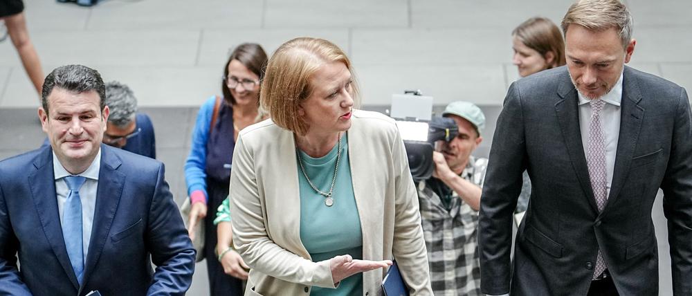 Hubertus Heil (SPD, l-r), Bundesminister für Arbeit und Soziales, Lisa Paus (Bündnis 90/Die Grünen), Bundesministerin für Familie, Senioren, Frauen und Jugend, und Christian Lindner (FDP), Bundesminister der Finanzen.