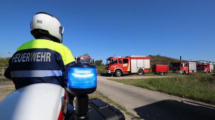 Feuerwehrübung: Waldbrand droht auf Tanklager in Medewitz (Wiesenburg/Mark) überzugreifen
Es wird ein großer Waldbrand simuliert, der auf ein großes Tanklager (was es wirklich in Medewitz gibt) überzugreifen droht. An der Übung werden ca. 250 Feuerwehrmänner- und Frauen teilnehmen. Danach soll ausgewertet werden: was hat funktioniert? Wo hat es gehakt? In Brandenburg steigt aktuell die Waldbrandgefahr.