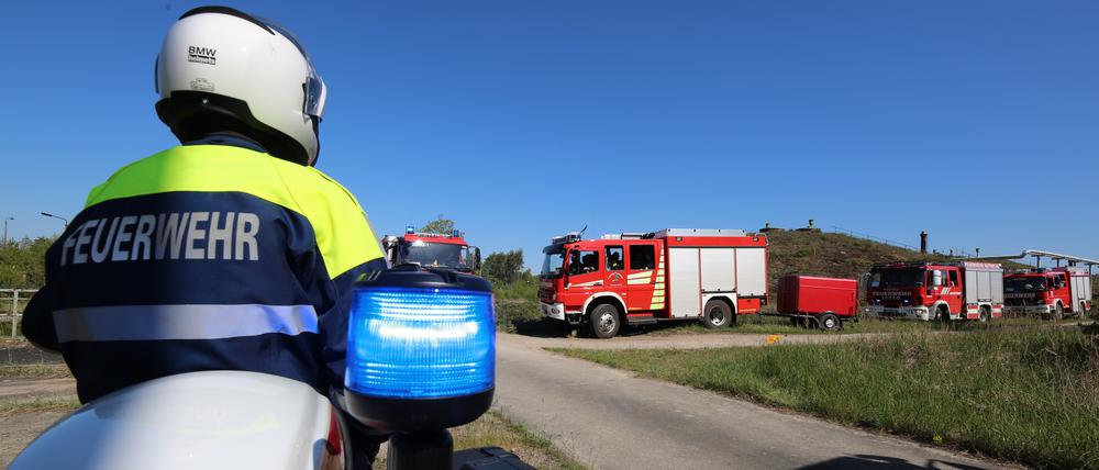 Feuerwehrübung: Waldbrand droht auf Tanklager in Medewitz (Wiesenburg/Mark) überzugreifen
Es wird ein großer Waldbrand simuliert, der auf ein großes Tanklager (was es wirklich in Medewitz gibt) überzugreifen droht. An der Übung werden ca. 250 Feuerwehrmänner- und Frauen teilnehmen. Danach soll ausgewertet werden: was hat funktioniert? Wo hat es gehakt? In Brandenburg steigt aktuell die Waldbrandgefahr.