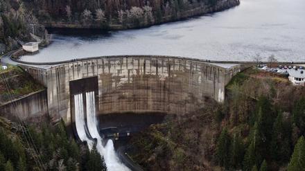 Blick auf die Staumauer der vollen Okertalsperre. Für die Flussgebiete der Oker und der Innerste warnte der Niedersächsische Landesbetrieb für Wasserwirtschaft, Küsten- und Naturschutz (NLWKN) vor einer weiteren Verschärfung der Hochwasserlage.