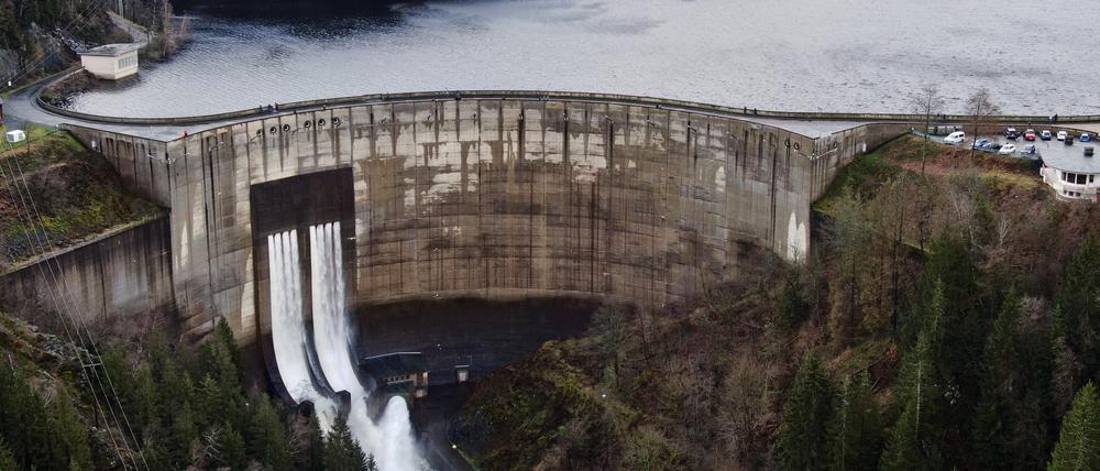 Blick auf die Staumauer der vollen Okertalsperre. Für die Flussgebiete der Oker und der Innerste warnte der Niedersächsische Landesbetrieb für Wasserwirtschaft, Küsten- und Naturschutz (NLWKN) vor einer weiteren Verschärfung der Hochwasserlage.