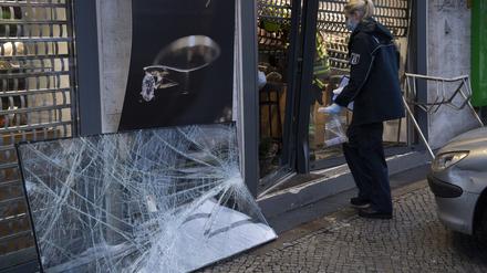 26.12.2023, Berlin: Einsatzkräfte der Polizei gehen in ein beschädigtes Juweliergeschäft an der Berliner Straße in Tegel. Mit einem Kleinwagen sind dort am Morgen bislang unbekannte Täter in das Geschäft gefahren. Dabei wurde der Eingangsbereich zerstört. Die Kriminalpolizei hat die Ermittlungen übernommen. Foto: Paul Zinken/dpa +++ dpa-Bildfunk +++