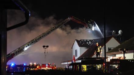 Einsatzkräfte der Feuerwehr löschen den Wohnhausbrand im Main-Kinzig-Kreis