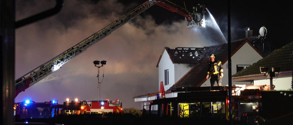 Einsatzkräfte der Feuerwehr löschen den Wohnhausbrand im Main-Kinzig-Kreis
