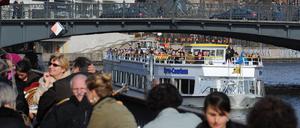 Gut besetzt sind am Donnerstag (18.03.2010) in Berlin die Außenplätze der Cafes an Spree und die Fahrgastschiffe, wie hier am Schiffbauerdamm vor der Weidendammbrücke. Nach dem hartnäckigen Winter hat Berlin am Donnerstag den ersten sonnigen Frühlingstag mit Temperaturen um die 15 Grad erlebt. Foto: Jens Kalaene dpa/lbn +++(c) dpa - Bildfunk+++