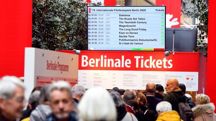 Menschen warten vor einem Ticketschalter in den Berliner Arkaden am Potsdamer Platz, um Karten für die Berlinale zu kaufen.