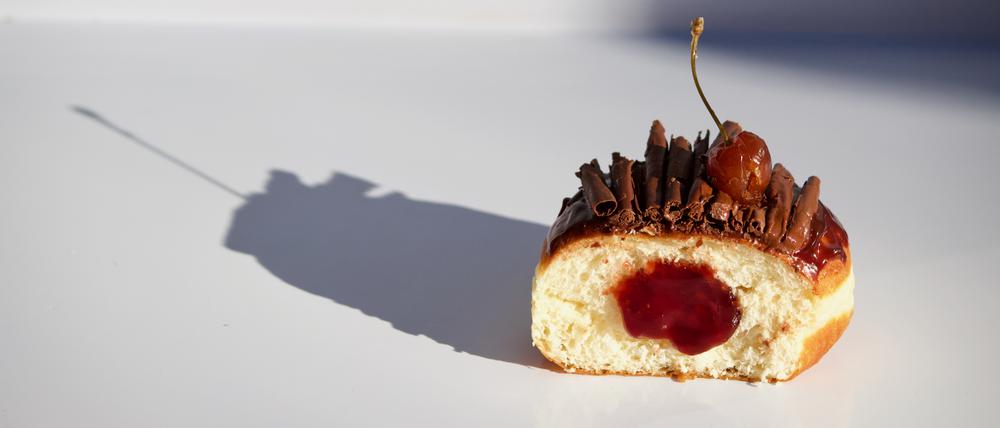 Sufganiyot von Gil Avon, gefüllt mit Schokoladengelee.