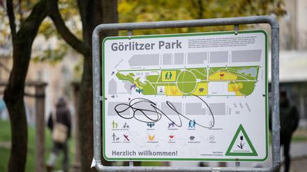 Blick auf ein Schild „Görlitzer Park“.