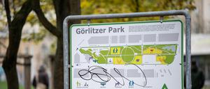 Blick auf ein Schild „Görlitzer Park“.