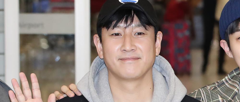 12.02.2020, Südkorea, Seoul: Der südkoreanische Schauspieler Lee Sun-kyun, der die Hauptrolle in dem mit dem Oscar ausgezeichneten koreanischen Film „Parasite“ spielte, winkt Reportern zu.