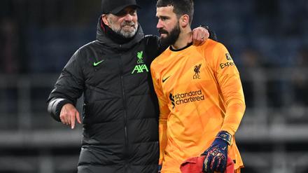 Läuft für uns. Jürgen Klopp und Liverpools Torhüter Alisson Becker nach dem Spiel in Burnley.