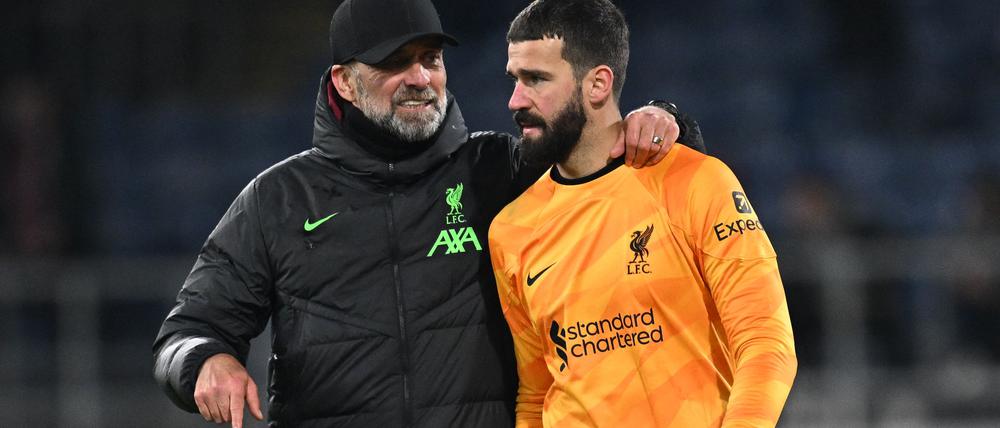 Läuft für uns. Jürgen Klopp und Liverpools Torhüter Alisson Becker nach dem Spiel in Burnley.