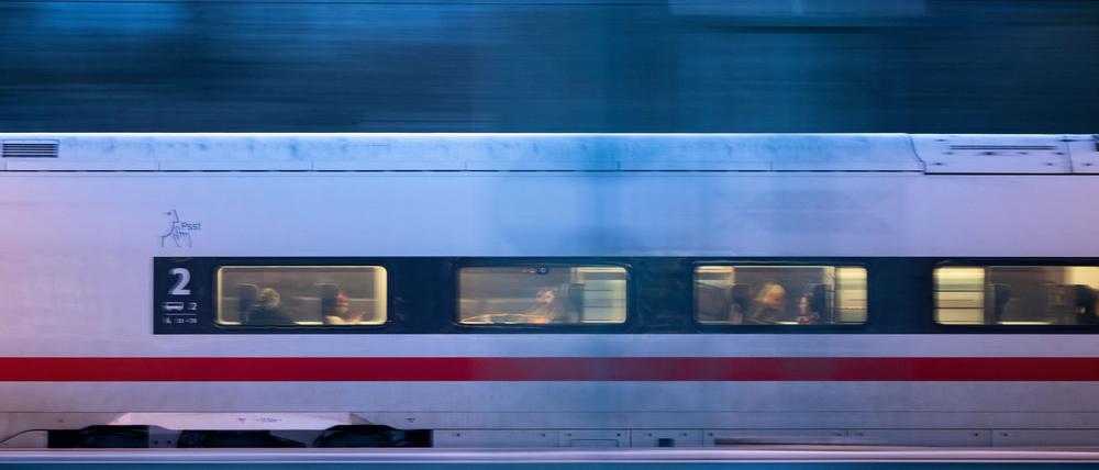 Ein ICE fährt aus einem Bahnhof.