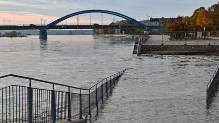 Im Oktober 2020 hatte das Hochwasser des Grenzflusses Oder nahe der Stadtbrücke zwischen dem polnischen Slubice (l) und Frankfurt (Oder) bereits eine Treppe überflutet.