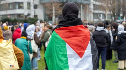 Pro-Palästinensischer Protest vor der UdK vor einer Woche. Natürlich werden Räume gebraucht, in denen Empathie für unterschiedliche Gruppen möglich ist, schreibt Marlene Schönberger. Doch an der UdK wurde zuvor auch schon ein antisemitisches Massaker glorifiziert