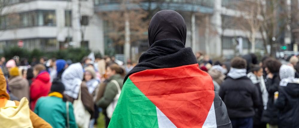 Pro-Palästinensischer Protest vor der UdK vor einer Woche. Natürlich werden Räume gebraucht, in denen Empathie für unterschiedliche Gruppen möglich ist, schreibt Marlene Schönberger. Doch an der UdK wurde zuvor auch schon ein antisemitisches Massaker glorifiziert