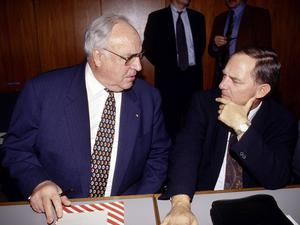 Altkanzler Helmut Kohl (l.) und Wolfgang Schäuble, beide CDU, bei einer Sitzung der CDU/CSU-Bundestagsfraktion im November 1994. 