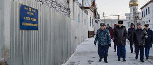 Auf diesem vom Ombudsmann für Menschenrechte des Autonomen Kreises der Jamal-Nenzen zur Verfügung gestellten Foto geht eine Gruppe von Beamten durch eine Gefängniskolonie Charp. 