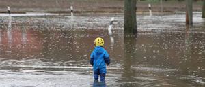 Der Ort Lauenstadt bei Schulenburg in der Region Hannover ist vom Hochwasser eingeschlossen.