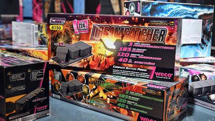 Im Showroom der Feuerwerksfirma Weco liegen Silvesterraketen und -feuerwerk. (Symbolbild)