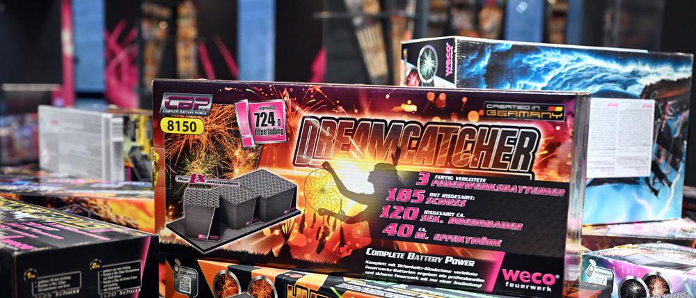 Im Showroom der Feuerwerksfirma Weco liegen Silvesterraketen und -feuerwerk. (Symbolbild)