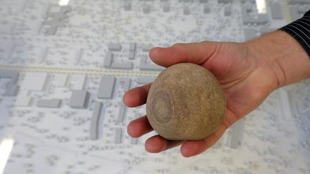 Großbaustelle Krampnitz Potsdam. Archäologische Funde aus etwa 6000 Jahren Besiedlung. Mahlkugel aus der Steinzeit.