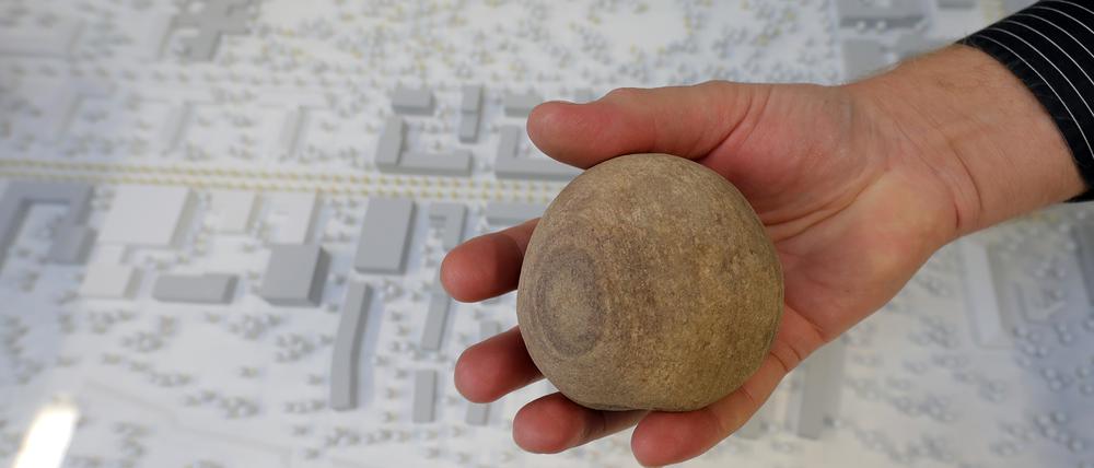 Großbaustelle Krampnitz Potsdam. Archäologische Funde aus etwa 6000 Jahren Besiedlung. Mahlkugel aus der Steinzeit.