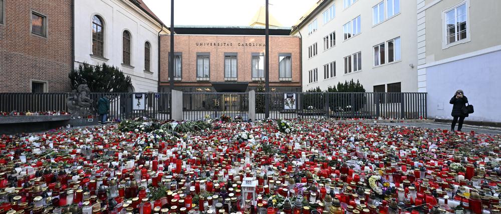 Ein Mahnmal mit Blumen und Kerzen für die Opfer des Amoklaufs an der Prager Karls-Universität.