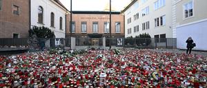Ein Mahnmal mit Blumen und Kerzen für die Opfer des Amoklaufs an der Prager Karls-Universität.
