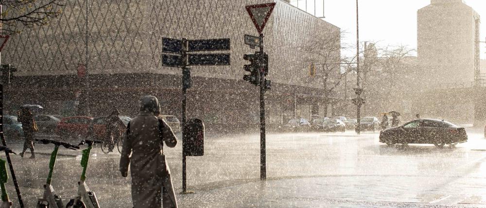 Regenschauer über Berlin-Charlottenburg in der Kantstraße. Berlin Germany