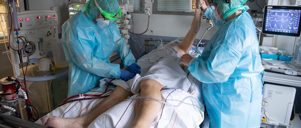 Intensiv-Pflegekräfte versorgen einen schwer an Corona erkrankten Patienten auf der Intensivstation des Klinikums in Fulda. 