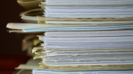 Aktenordner auf einem Schreibtisch Aktenordner auf einem Schreibtisch im Büro Copyright: xZoonar.com/HeikoxKueverlingx 11679145
verwaltung1228