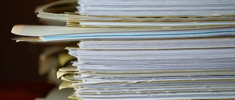 Aktenordner auf einem Schreibtisch Aktenordner auf einem Schreibtisch im Büro Copyright: xZoonar.com/HeikoxKueverlingx 11679145
verwaltung1228