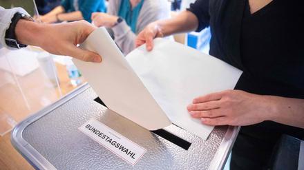 Bei der letzten Bundestagswahl 2021 wirft ein Wähler seinen Stimmzettel in die Wahlurne.
