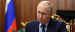 Putin bei einem Treffen mit Sergei Tschemesow, dem Geschäftsführer des Staatskonzerns Rostec.